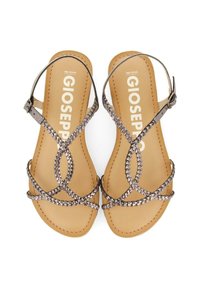 Sandalias trenzadas grises con tiras, suela plana, plantilla beige en contraste y correa de tobillo ajustable. Marca GIOSEPPO en la plantilla.