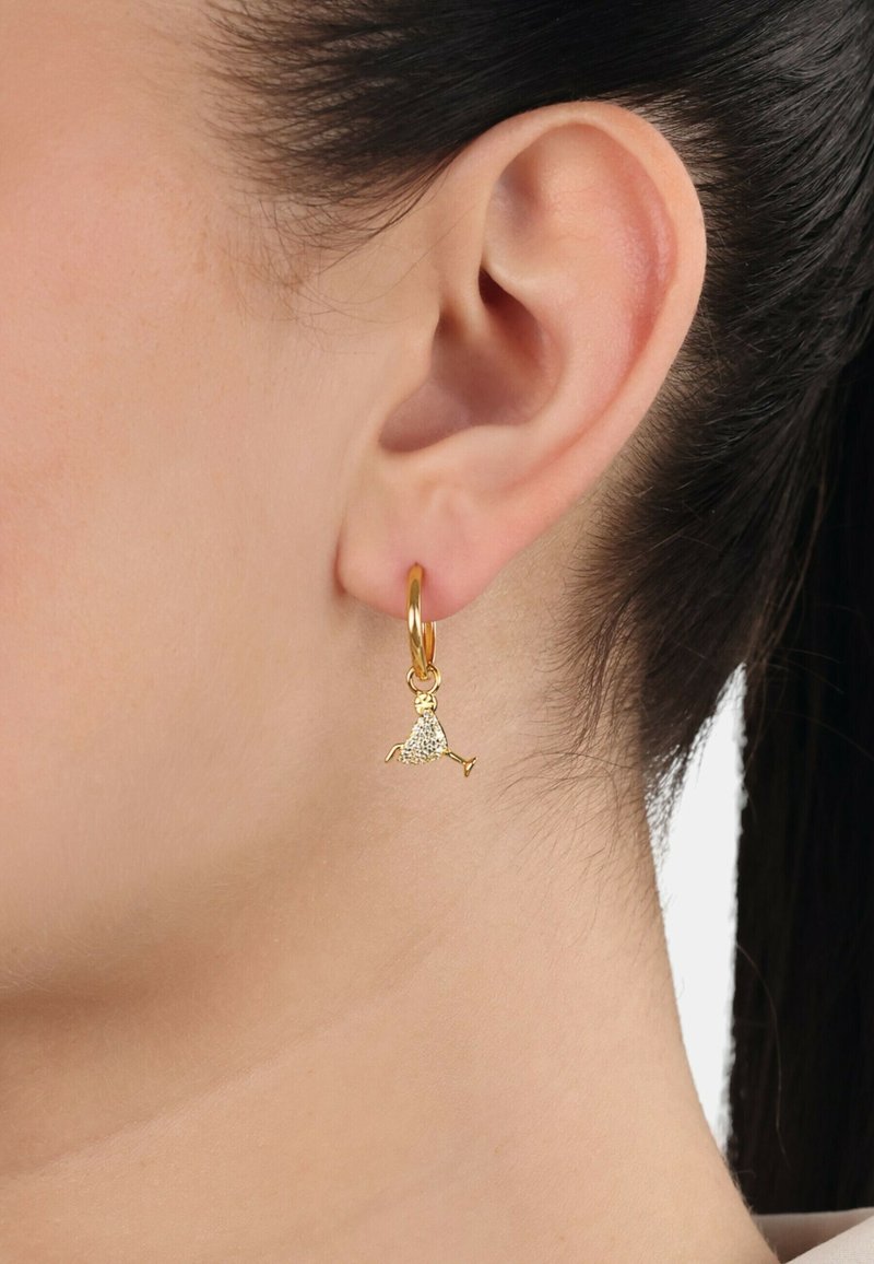 Guldörhänge med en glittrande, lekfullt utformad berlock som liknar en springande figur, med en polerad yta och säker låsning.