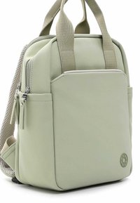Ljusgrön ryggsäck med en slät, matt finish. Har dubbla handtag på toppen, sidofickor och ett zippered framfack med logodetalj.