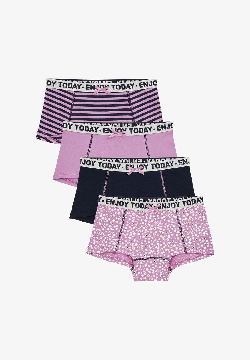 Négy pár alsónemű: virágmintás rózsaszín, egyszínű rózsaszín, tengerészkék és csíkos; mindegyik fekete derékszíjjal rendelkezik, amelyen az "ENJOY TODAY" felirat olvasható.