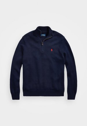 Marineblauer Strickpullover mit hohem Kragen, halblanger Reißverschluss, gerippten Bündchen und Saum sowie einem kleinen roten Logo auf der Brust.