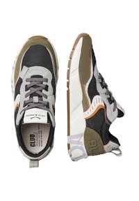 Sneakers med en blandning av svart nylon, grå mocka och olivgröna detaljer. Tjock vit sula med brun gummisula. Snören i grått.