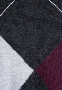 Maglione lavorato a maglia con un motivo argyle in grigio, bianco e bordeaux. Tessuto testurizzato con colori e cuciture a contrasto visibili.