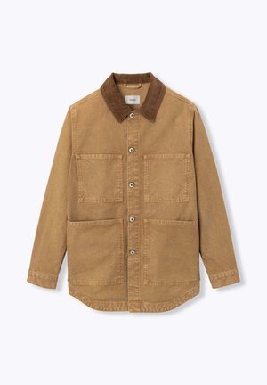 Veste marron à boutonner avec quatre grandes poches avant et un col en velours côtelé noir sur un fond uni.