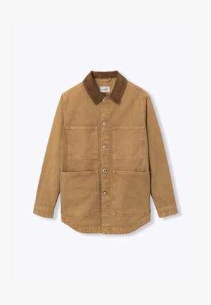 Veste marron à boutonner avec quatre grandes poches avant et un col en velours côtelé noir sur un fond uni.