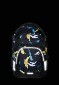 Schwarzer Rucksack mit blauem und gelbem Pinselstrichmuster, mit reflektierenden Akzenten und einem Logopatch. Robustes Material mit mehreren Trägern.