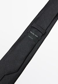 Cravatta nera con finitura strutturata, con estremità appuntita e etichetta con scritto "Massimo Dutti" e "Made in Italy".