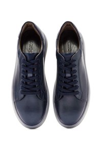 Sneakers in pelle blu navy con punta rotonda, design con lacci, texture liscia e suola in gomma bianca a contrasto. L'interno è beige.