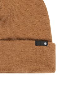 Bruine gebreide beanie met een omgeslagen rand, voorzien van een klein zwart merketiket aan de zijkant. Zachte textuur met een standaard ronde vorm.