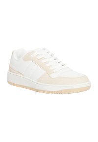 Sneaker bianco con accenti beige testurizzati, pelle liscia, design con lacci, suola in gomma e sottili perforazioni sui lati.