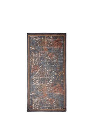 Sciarpa rettangolare con motivo astratto in blu, arancione e bianco, con piccoli puntini e linee, e accenti di testo intorno al bordo.