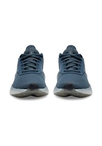 Sinised võrgusilma spordijalatsid valgete talladega, nähtud eestvalgel valgel taustal.