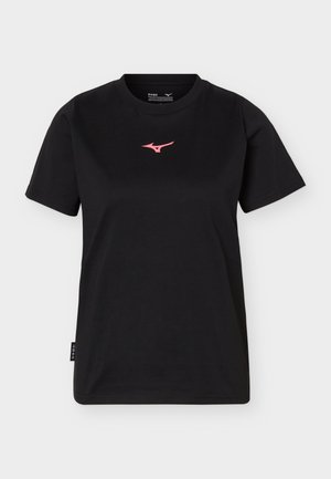 Μαύρο T-shirt με κοντά μανίκια και στρογγυλή λαιμόκοψη, με μικρό ροζ λογότυπο Mizuno στο κέντρο του στήθους και ετικέτα με το εμπορικό σήμα στη ραφή της αριστερής πλευράς.