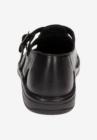 Sandale en cuir noir avec un dos ouvert, une lanière à boucle réglable et un design supérieur texturé. Semelle plate et forme arrondie.