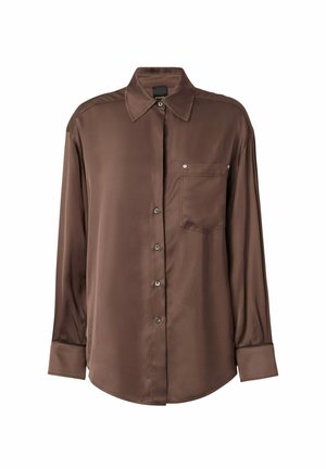 Chemise longue à manches longues en satin marron avec un col évasé, une poche poitrine, une fermeture par boutons sur le devant et un ourlet arrondi avec des manches à revers.