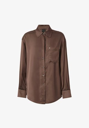 Camisa de satén marrón de mangas largas con cuello extendido, bolsillo frontal, cierre de botones en la parte delantera y bajo redondeado con mangas abotonadas.