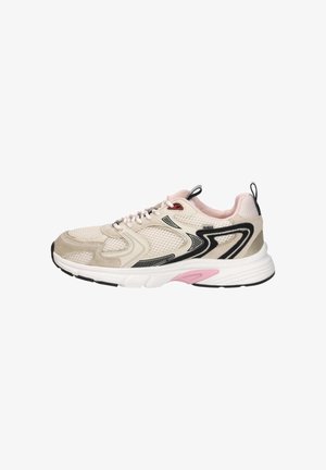 Beige en roze sneaker van mesh en suède met witte zool, zwarte en roze accenten, vetersluiting en aantreklusjes op de tong en hiel.