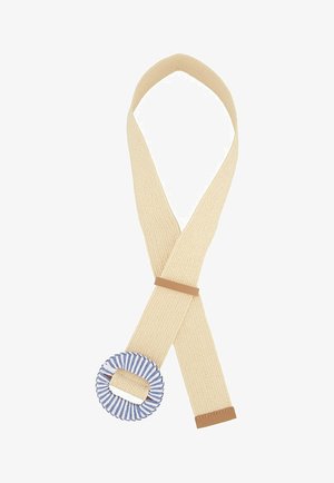 Beige geweven stoffen riem met een ronde gesp bedekt met blauw-wit gestreept stof en tan leren accenten.
