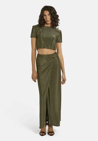 Metallic olivgrünes Zweiteiler-Set mit einem kurvenbetonten Top mit kurzen Ärmeln und einem langen Rock mit seitlichem Knoten und vorderem Schlitz.