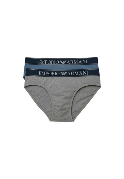 Due paia di slip da uomo in grigio chiaro e blu scuro, con bande elastiche decorate con il logo "Emporio Armani". Materiale in cotone liscio.