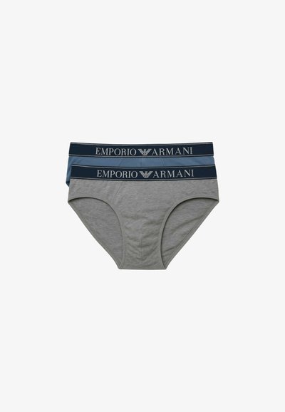 Due paia di slip da uomo in grigio chiaro e blu scuro, con bande elastiche decorate con il logo "Emporio Armani". Materiale in cotone liscio.
