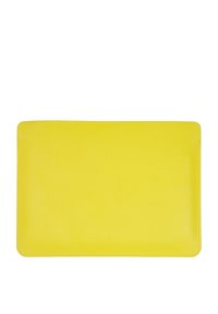 Funda para portátil de cuero amarillo con textura suave, forma rectangular, bordes redondeados y un branding mínimo en la sección inferior.