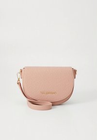 Mala a tiracolo rosa blush da Valentino com padrão de logotipo em relevo, nome da marca em dourado, aba curva e alça ajustável sobre fundo branco.