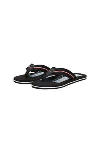 Infradito neri con straps testurizzati e una suola imbottita. Presentano un logo e accenti contrastanti in bianco e rosso sugli straps.