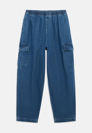 Jeansy cargo w średnim odcieniu niebieskiego z elastycznym pasem, dwoma bocznymi kieszeniami i szerokimi nogawkami. Gładka tekstura, casualowy styl.