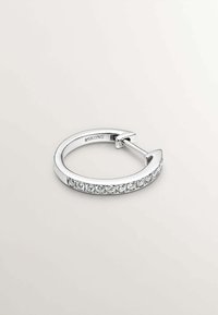 Pendiente de aro plateado con un diseño curvado y una fila de piedras preciosas redondas y claras en la parte frontal. Textura suave y acabado pulido.