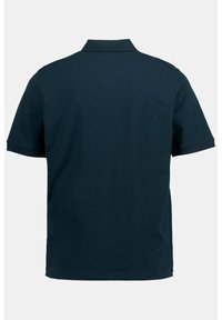 Polo shirt bleu marine foncé avec un col, des manches courtes et une texture lisse. Pas de motifs ni d'accents visibles au dos.