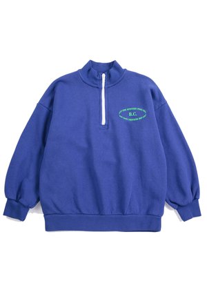 Blå pullover-sweatshirt med en hvid halv lynlås og grøn tekst på venstre bryst, der læser "LET THE MYSTERY FIND YOU B.C."