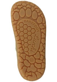 Pohja paljaat jalat -kengille, jossa on teksturoitu kuminen muotoilu; ruskea väri, jossa on pyöreitä ja kuusikulmaisia kuvioita. Tuotemerkin nimi "Lurchi" on kohotettu, ja koko on merkitty numero 24.