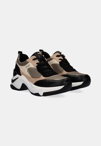 Zapatillas deportivas con una combinación de malla beige, ante negro y acentos texturizados. Presentan una suela gruesa en blanco y negro.