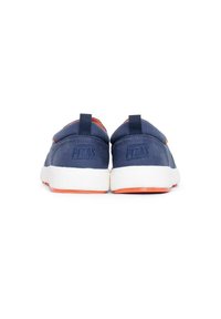 Zapatos de tela azul marino con suelas blancas y acentos naranjas. La vista trasera muestra el logo de la marca "PITAS" grabado en la parte posterior, con dos lazos en el talón.