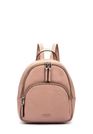 Kleine roze leren rugzak met dubbele bovenste ritssluitingen, een voorvak met ritssluiting en verstelbare schouderriemen, met het merk "Pikolinos" aan de voorkant.