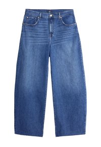 Jeans de denim de pierna ancha en azul medio. Con cinco bolsillos, cierre de botón de metal y dobladillo ligeramente desgastado. Textura suave, diseño clásico.