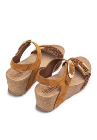 Sandales à plateforme en daim marron avec accents à motifs léopard, quincaillerie dorée et semelle en liège texturée. Sangle de cheville réglable incluse.