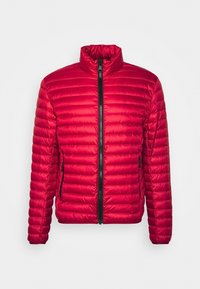 Červená péřová bunda s vysokým límcem, vodorovným prošíváním, předním zipem a bočními kapsami. Materiál se zdá být hladký a lehký.