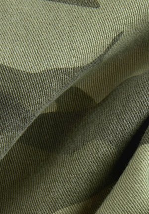 Tissu texturé dans des nuances de vert olive avec de subtils motifs rayés, présentant une sensation douce et une épaisseur variée dans le tissage.