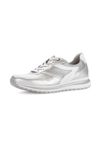 Zilveren sneakers met een mesh en glanzend materiaal, voorzien van een vetersluiting, een gepolsterde tong en een gestructureerde rubberen zool.