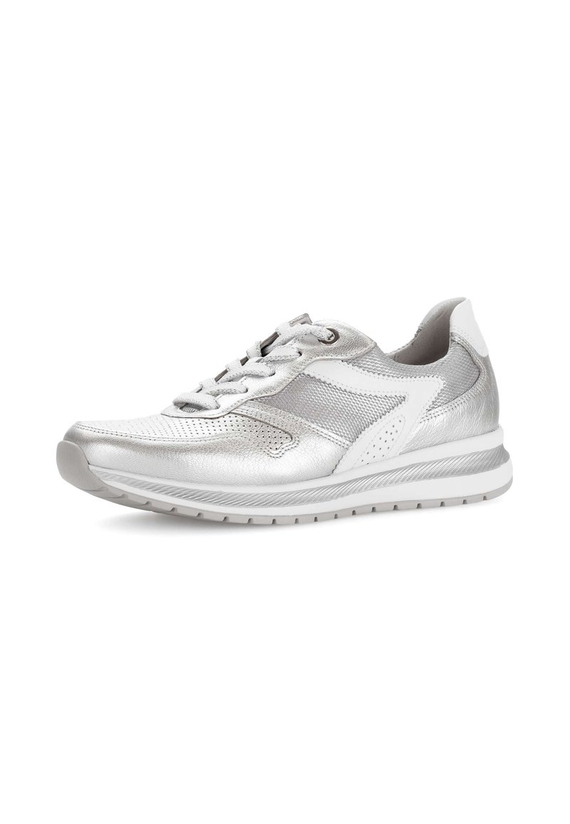 Zilveren sneakers met een mesh en glanzend materiaal, voorzien van een vetersluiting, een gepolsterde tong en een gestructureerde rubberen zool.
