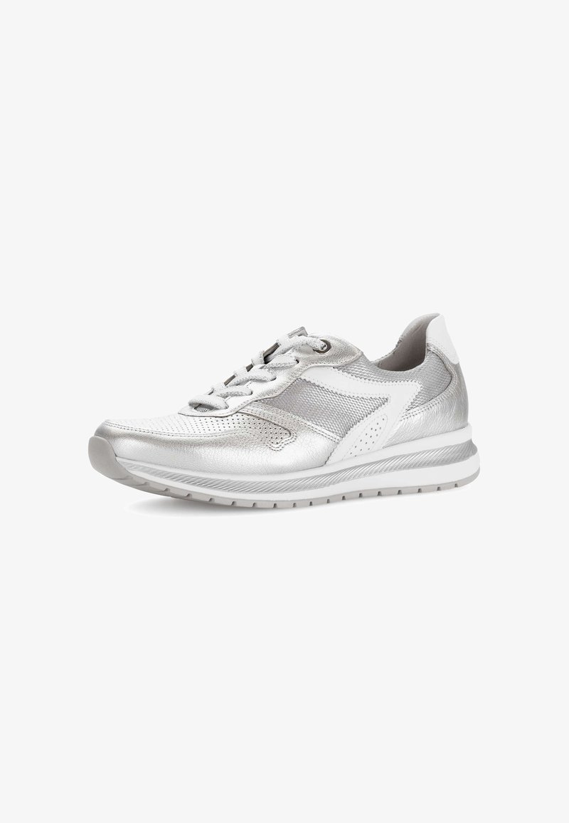 Zilveren sneakers met een mesh en glanzend materiaal, voorzien van een vetersluiting, een gepolsterde tong en een gestructureerde rubberen zool.