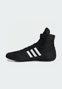Černé vysoké sportovní boty s membránou, bílé tři pruhy na designu a strukturovaný povrch na podrážce pro lepší přilnavost.
