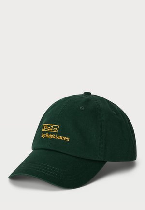 Tmavo zelená bavlnená šiltovka s vyšitým žltým logom "Polo" a textom "by Ralph Lauren" na prednej strane. Zakrivený šilt.