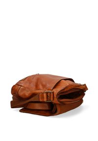 Borsa in pelle marrone dal design strutturato, dotata di chiusura a zip, tracolla regolabile e patta esterna. Superficie testurizzata con cuciture visibili.