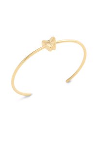 Pulsera de brazalete en tono dorado con un acento de mariposa que presenta alas texturizadas y una pequeña piedra clara. Diseño elegante y minimalista.