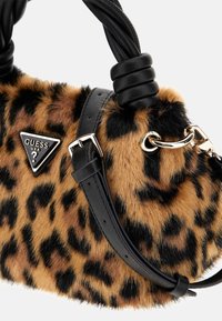 Torebka z futerka w panterkę z czarnymi skórzanymi wstawkami, plecioną rączką i trójkątną plakietką z logo. Wyposażona w złote okucia.