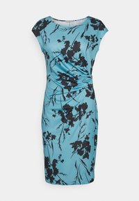 Een blauwe jurk met een zwart bloemmotief, korte mouwtjes en een gedraaid designdetail bij de taille voor een getailleerde silhouet.