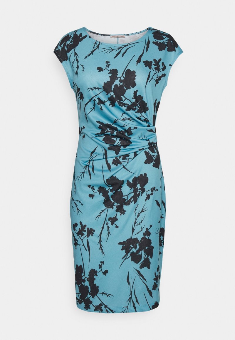 Een blauwe jurk met een zwart bloemmotief, korte mouwtjes en een gedraaid designdetail bij de taille voor een getailleerde silhouet.